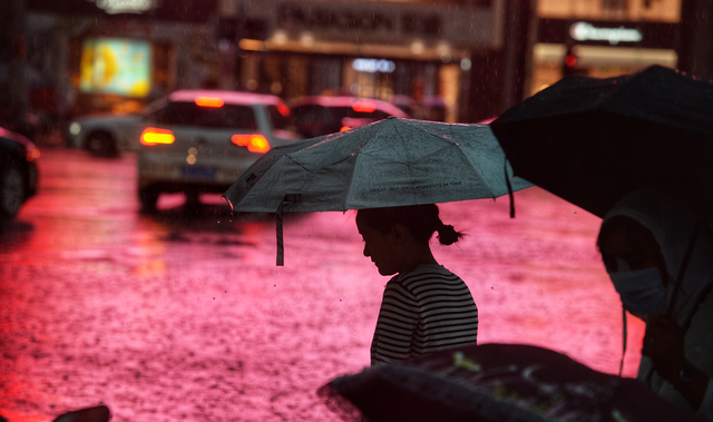 成都暴雨來襲 出行注意安全 成都暴雨來襲 出行注意安全