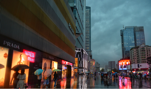 成都暴雨來襲 出行注意安全 成都暴雨來襲 出行注意安全